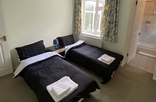 Claygate Casa | Cozy 2 bedroom 2 bathroom cottage with large garden in tranquil setting