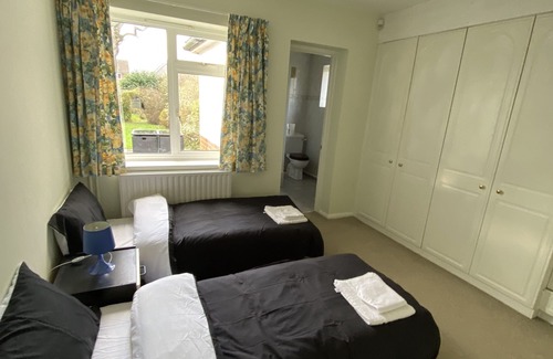 Claygate Casa | Cozy 2 bedroom 2 bathroom cottage with large garden in tranquil setting