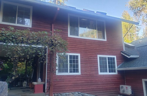 Lakehead Casa | Cozy 2-bedroom,2bath house in enjoyable Redding with WiFi, AC. 2 creeks