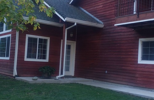 Lakehead Casa | Cozy 2-bedroom,2bath house in enjoyable Redding with WiFi, AC. 2 creeks