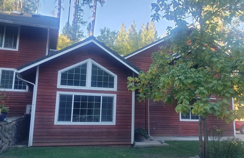 Lakehead Casa | Cozy 2-bedroom,2bath house in enjoyable Redding with WiFi, AC. 2 creeks