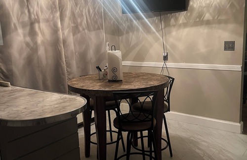 West Hartford Apartamento | Cozy 2-bedroom apartment in wonderful West Hartford with WiFi and parking