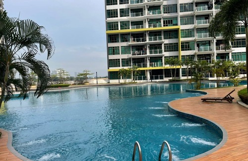 Taman Johor Jaya Apartamento | Cozy 2-bedroom apartment in wonderful Johor Bahru with AC, fitness room