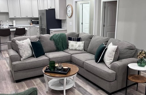 Huntington Apartamento | Cozy 2-bedroom apartment located next to St. Mary's Hospital!