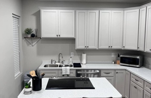 Huntington Apartamento | Cozy 2-bedroom apartment located next to St. Mary's Hospital!