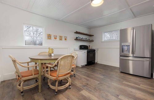 Smoketown Jackson Apartamento | Cozy 2-bedroom apartment in adorable Downtown Louisville with WiFi, AC