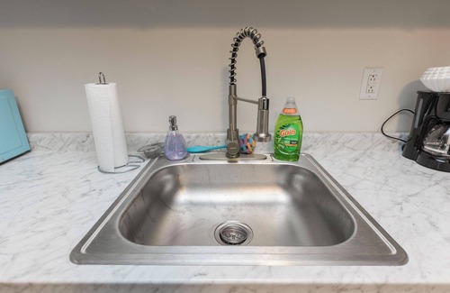 Smoketown Jackson Apartamento | Cozy 2-bedroom apartment in adorable Downtown Louisville with WiFi, AC