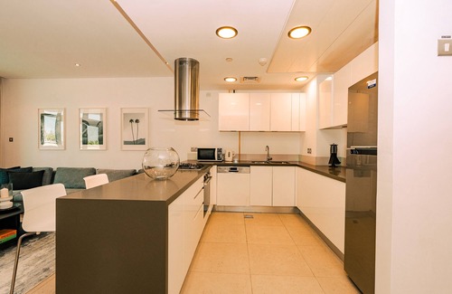 Al Raha Beach Apartamento | Cozy 2-bedroom apartment in beautiful Abu Dhabi with fitness room, WiFi