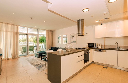 Al Raha Beach Apartamento | Cozy 2-bedroom apartment in beautiful Abu Dhabi with fitness room, WiFi