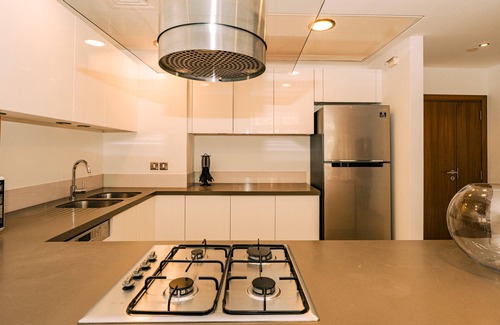 Al Raha Beach Apartamento | Cozy 2-bedroom apartment in beautiful Abu Dhabi with fitness room, WiFi