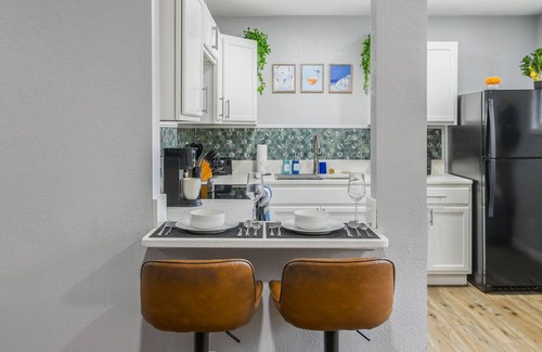 Riverside Apartamento | Cozy 2-bedroom apartment close to Kansas City, King bed and Workspace