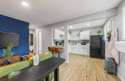 Riverside Apartamento | Cozy 2-bedroom apartment close to Kansas City, King bed and Workspace