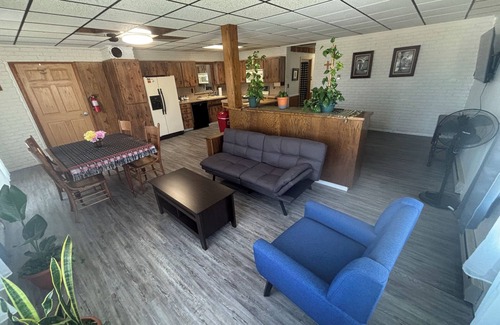 Elkader Apartamento | Cozy 2-bedroom apartment in enjoyable Elkader with AC, WiFi, view of downtown