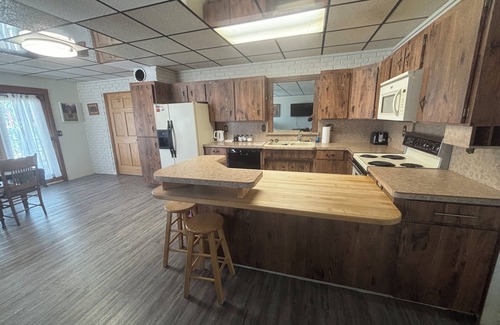 Elkader Apartamento | Cozy 2-bedroom apartment in enjoyable Elkader with AC, WiFi, view of downtown