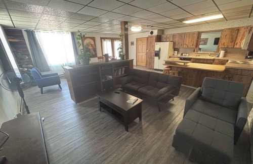 Elkader Apartamento | Cozy 2-bedroom apartment in enjoyable Elkader with AC, WiFi, view of downtown
