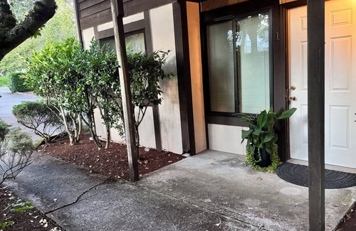 Burien Apartamento | Cozy 2-bedroom apartment in charming Burien with WiFi near SeaTac airport