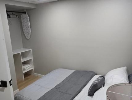 Pinehouse Apartamento | Cozy 2 bedroom basement with side entrance