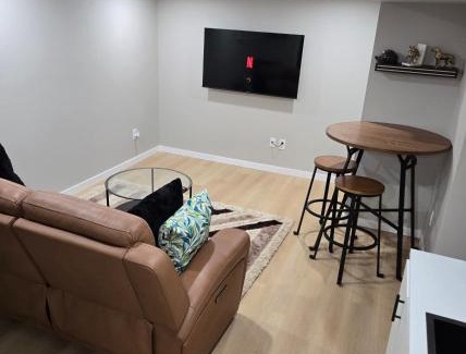 Pinehouse Apartamento | Cozy 2 bedroom basement with side entrance