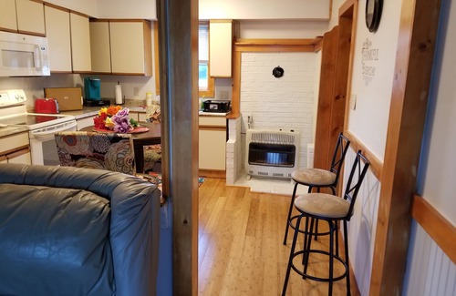 Berlin Casa | Cozy 2-bedroom bungalow, 10 minutes from beach, pet friendly