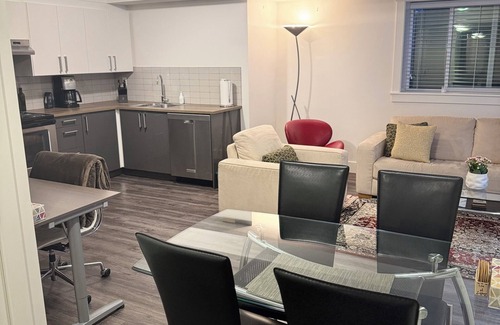 Lynn Valley Casa | Cozy 2 bedroom basement suite in North Vancouver
