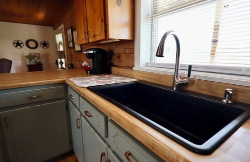 Inman Cabina | Cozy 2-bedroom cabin close to Interstates & Amenities-Boiling Springs, SC
