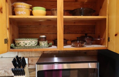 Inman Cabina | Cozy 2-bedroom cabin close to Interstates & Amenities-Boiling Springs, SC