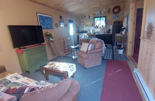 Greentown Cabina | Cozy 2-bedroom cabin with free parking.