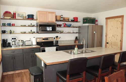 Cle Elum Cabina | Cozy 2-bedroom cabin with WiFi, AC in adorable Cle Elum
