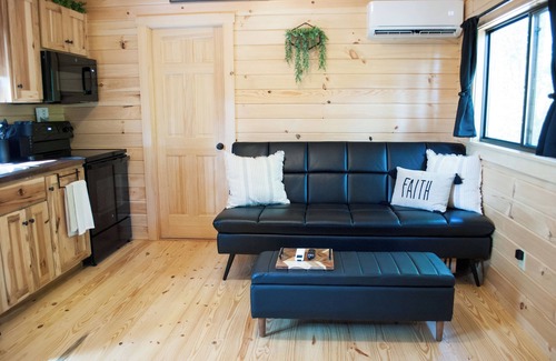 East Fultonham Cabina | Cozy 2-bedroom cabin with hot tub nestled in the woods of Morgan County