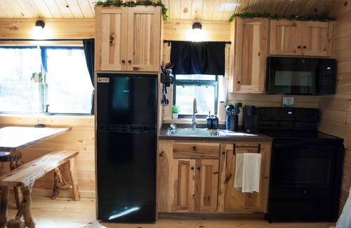 East Fultonham Cabina | Cozy 2-bedroom cabin with hot tub nestled in the woods of Morgan County