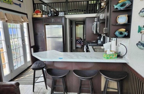 Larsen Alquiler De RV | Cozy 2-bedroom campground in charming Larsen with AC