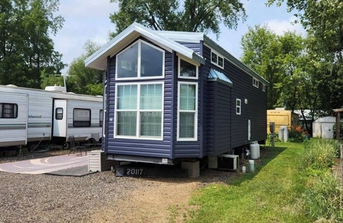 Larsen Alquiler De RV | Cozy 2-bedroom campground in charming Larsen with AC