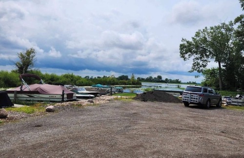 Larsen Alquiler De RV | Cozy 2-bedroom campground in charming Larsen with AC