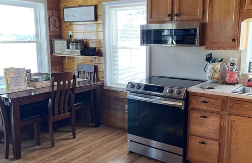 Portage Lake Chalet De Esquí | Cozy 2-bedroom chalet in welcoming Portage Lake with WiFi, AC