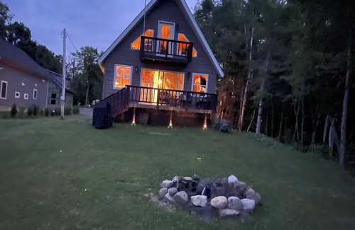 Portage Lake Chalet De Esquí | Cozy 2-bedroom chalet in welcoming Portage Lake with WiFi, AC