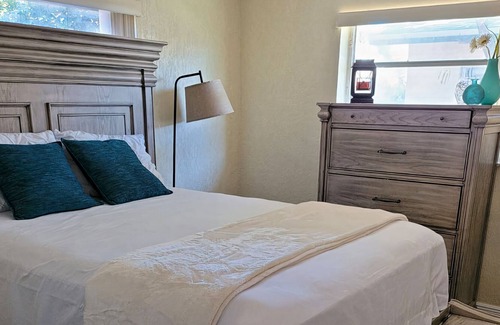 Garden Isles Apartamento | Cozy 2 bedroom close to beach and highway