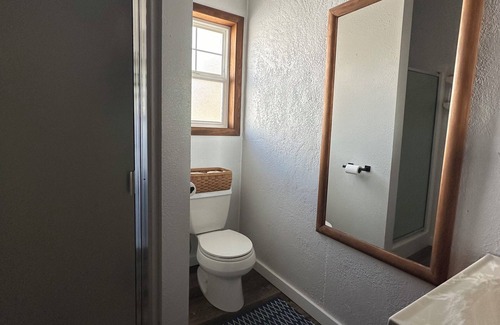 Sunland Estates Casa | Cozy 2-bedroom cliff-side house with AC & WiFi close to the Gorge Amphitheater.