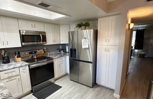 Glendale Condominio | Cozy 2-bedroom condo in amazing Glendale pool/ WiFi 5 min from Peoria Sprt Cmplx