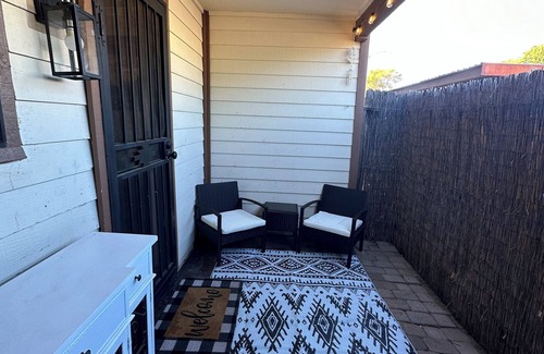 Glendale Condominio | Cozy 2-bedroom condo in amazing Glendale pool/ WiFi 5 min from Peoria Sprt Cmplx