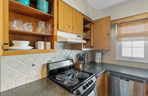 McKownville Condominio | Cozy 2-bedroom condo in serene Albany near Hospital, University, downtown Albany