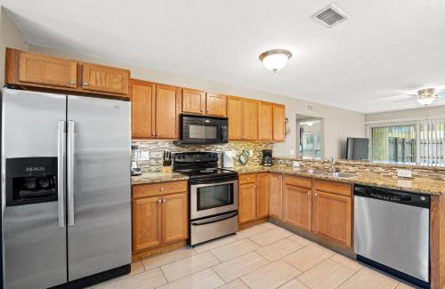 Gulf Gate Estates Apartamento | Cozy 2-Bedroom Condo in Prime Siesta Key Location