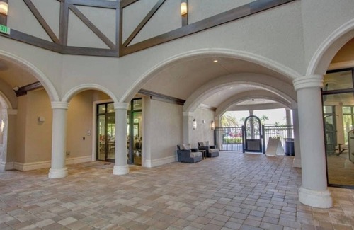 Lakewood Ranch Condominio | Cozy 2-bedroom condo in Lakewood National with golf privileges and amenities.