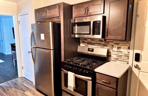 Elm Grove Condominio | Cozy 2-bedroom condo in pleasant Elm Grove with AC, WiFi