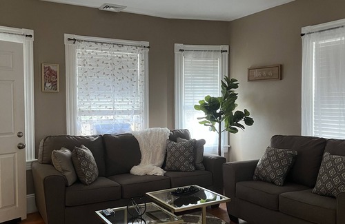 Brockton Apartamento | Cozy 2 bedroom conveniently located to all you need