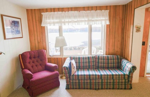 Branch Casa | Cozy 2 bedroom cottage, lakefront private beach