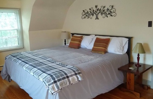 Bellefonte Cabaña | Cozy 2 bedroom cottage located in quaint downtown Bellefonte.