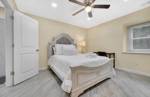 Charlotte Casa | Cozy 2 Bedroom Duplex In Charlotte, Jacuzzi, Sleeps 6 plus 2