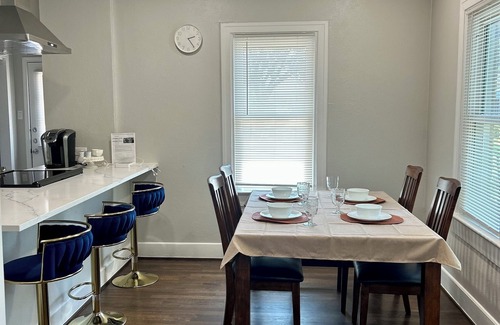 Kessler Casa | Cozy 2-bedroom duplex in quiet Kessler Park Bishop Arts with WiFi, AC