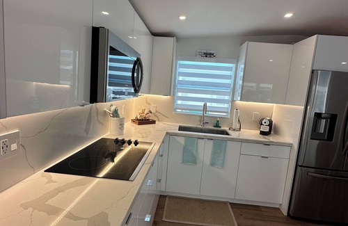 Twin Lakes Casa | Cozy 2-bedroom home in Key Largo with WiFi, AC & 45’ Private Docking.