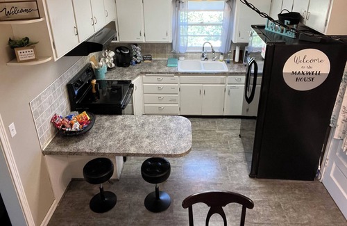 McPherson Casa | Cozy 2-bedroom home near McPherson College and park with HUGE yard- pet friendly